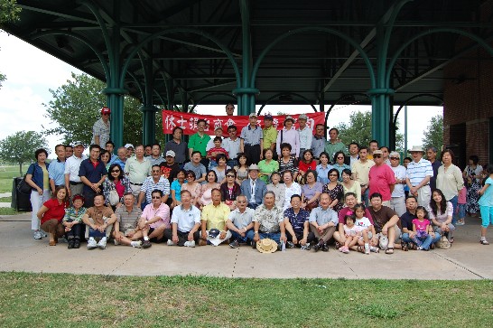 廖東周處長（前排左四）與參加台商會烤肉聯誼活動者團體合照