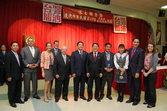 廖處長(右五)與應邀參加慶祝茶會政要:德州眾議員Hubert Vo(左一)、Bellaire市市長Phil Nauert (左二)、Missoururi市議員Danny Nguyen(左五)、休士頓市議員Al Hoang(右四)、聯邦眾議員Al Green社區代表Alice Chen(右三) 及 聯邦參議員John Cornyn社區代表Jay Guerrero (右二)等合影