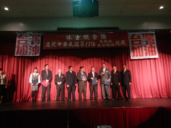 出席慶祝茶會政要紛致賀詞。左起：僑務諮詢委員、休士頓馬吳後援會召集人葉宏志、廖處長、Bellaire市市長Phil Nauert、德州眾議員Hubert Vo、休士頓市議員Al Hoang、Missoururi市議員Danny Nguyen、聯邦參議員John Cornyn社區代表Jay Guerrero及聯邦眾議員Al Green社區代表Alice Chen