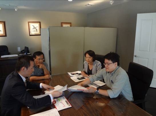 吳秘書宜侃辦理Baton Rouge行動領務，現場協助僑胞收件情形