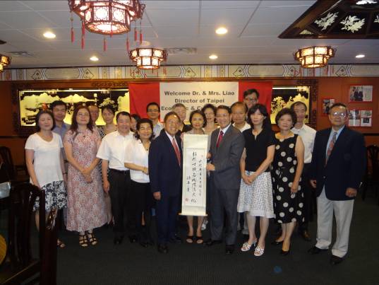 Baton Rougue僑領們致贈紀念品予廖處長並合影留念