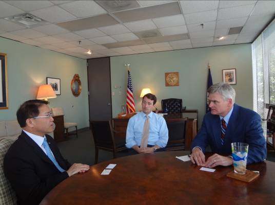 處長東周夫婦拜會聯邦眾議員Bill Cassidy(R-LA)(右1)，C眾議員選區主任Brain McNabb(中間)在座