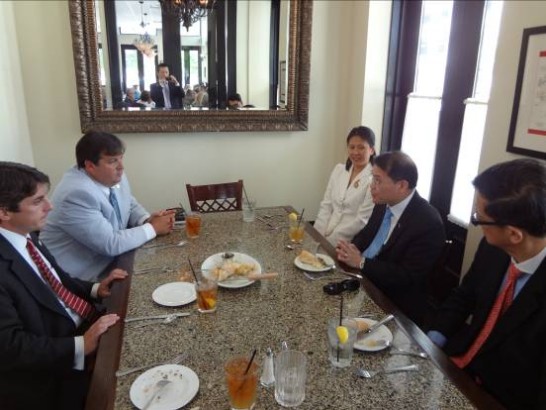 州眾議員Jeffery Arnold(左2)及Cameron Henry(左1)設宴歡迎廖處長夫婦乙行