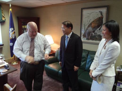 廖處長東周夫婦拜會路州農林廳廳長Mike Strain DVM(左1)，雙方輕鬆交談互動