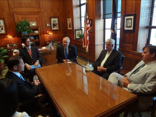 廖處長東周夫婦與路州參議會議長 John A. Alario(右2) Jr.、眾議會議長Chuck Kleckley(右3)在K眾議長辦公室會晤