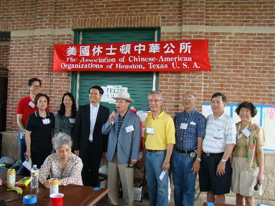 駐處廖東周處長(中)應邀致詞。右起：休士頓同源會前會長周