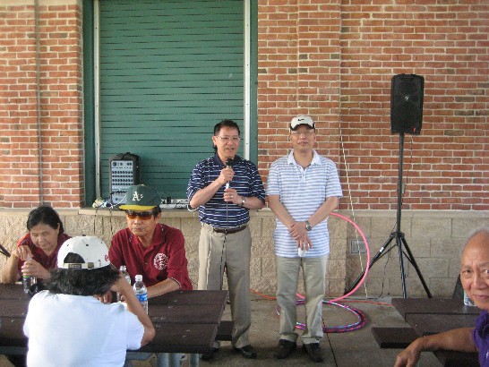 廖東周處長應邀在客家會烤肉聯誼活動上致詞，右為詹煥彩會長。