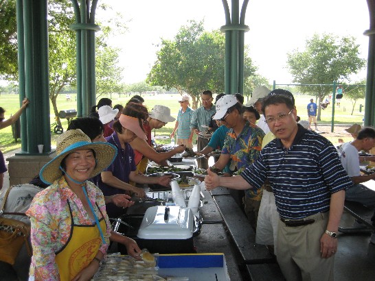 廖處長(右一)豎起大拇指讚譽並感謝客家婦女鄉親準備可口的客家美食。
