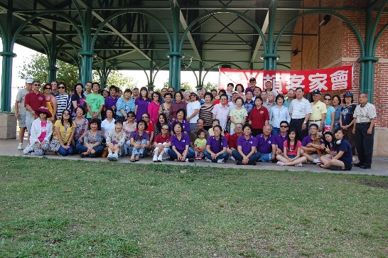 廖處長(前排立者右九)與休士頓客家會全體鄉親合影留念。