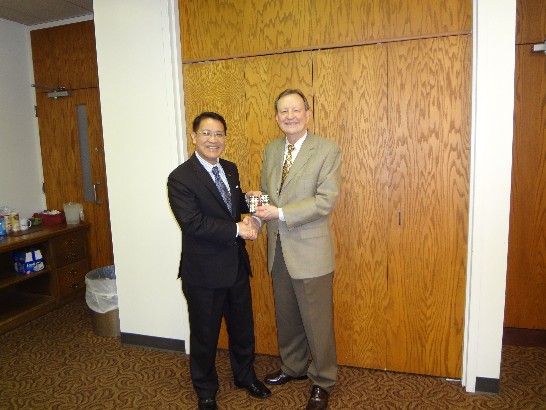 本處廖處長東周與「阿肯色大學小岩城分校」(UALR)校長Joel E. Anderson會晤後交換禮品。