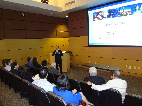 廖處長以「Taiwan Update」為題，用流利英文向「阿肯色大學小岩城分校」(UALR)師生進行演講