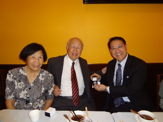 葉教授雲祺代表「台美姊妹關係聯盟」(TUSA)致贈紀念品予廖處長。