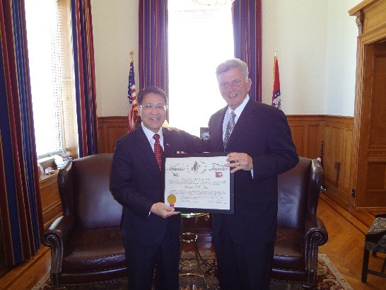 Mike Beebe州長致贈廖處長阿州親善大使狀