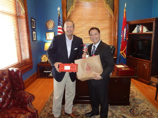 本處廖處長與阿州參議會代議長Paul Bookout會晤，雙方會後交換禮品
