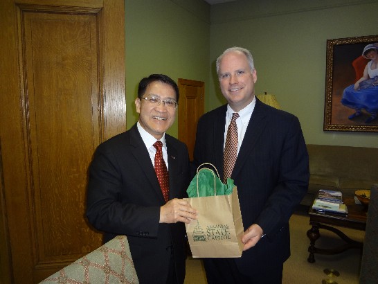 阿肯色州檢察總長Dustin McDaniel致贈禮品歡迎本處廖處長東周來訪