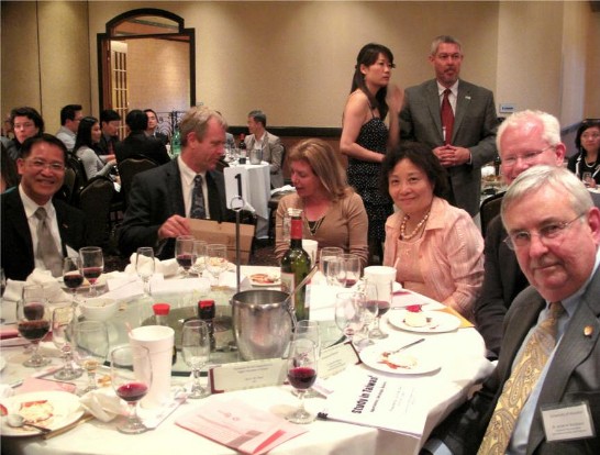 廖處長、奧斯汀學院校長 Marjorie Hass、吳組長及休士頓大學系統副總校長 Jerald Strickland 等合影