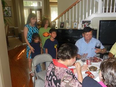 H議員夫人介紹H議員男、女公子給廖處長夫婦等與宴來賓