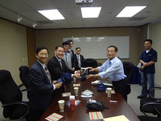 李董事長致贈紀念品予廖處長