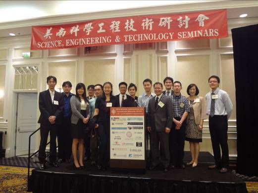 廖處長與參與「學生研究壁報比賽」之學生們合影