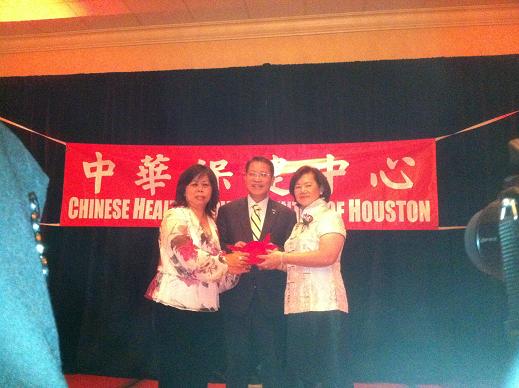 駐處處長廖東周大使(中間) 主持中華保健中心新、舊會長交接