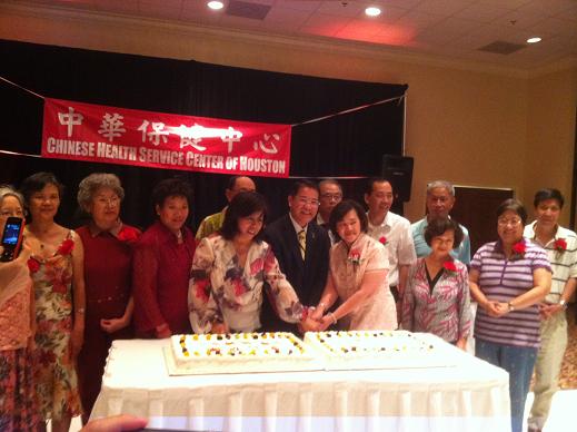 駐處處長廖東周大使(中間)與新、舊會長一同切生日蛋糕並與壽星合影留念