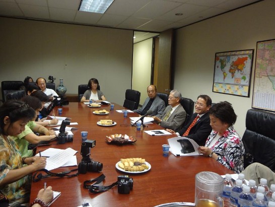 媒體記者前來採訪與記錄本處領務服務說明茶會