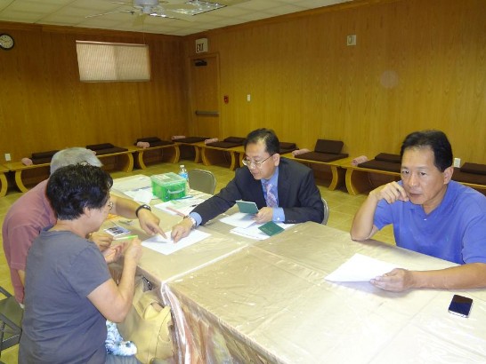  駐處張秘書家華與奧斯汀僑務顧問馬牧原博士服務前來辦理護照換發之鄉親