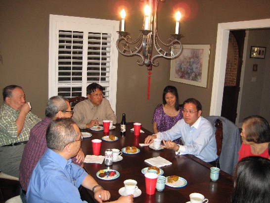 廖處長(右二)向密州僑胞們簡述國內政經、文化、經貿、兩岸關