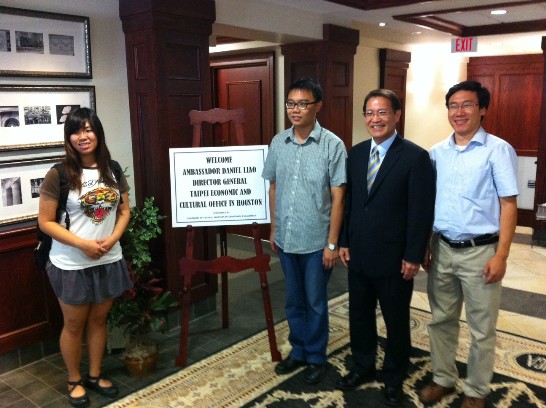 我就讀UCA留學生們歡迎廖處長到訪