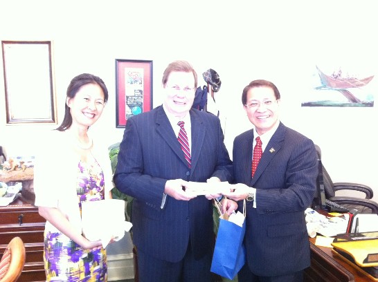 廖東周處長夫婦與市長Mark Stodola會晤後交換禮品並合影留念