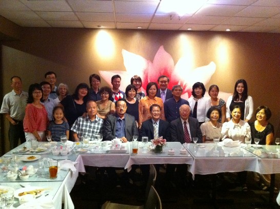 廖東周處長與出席餐會僑胞合影留念