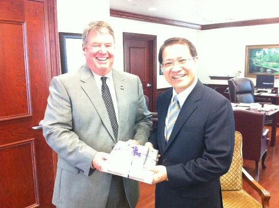 廖處長與C校長晤談後交換禮品合影留念