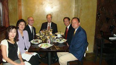 德州大學聖安東尼分校副校長John Frederick(中)率副教育長兼國際事務主任Julius Gribou(左三)及東亞學院副院長MiMi Yu女士(左二)等人宴請廖東周處長一行