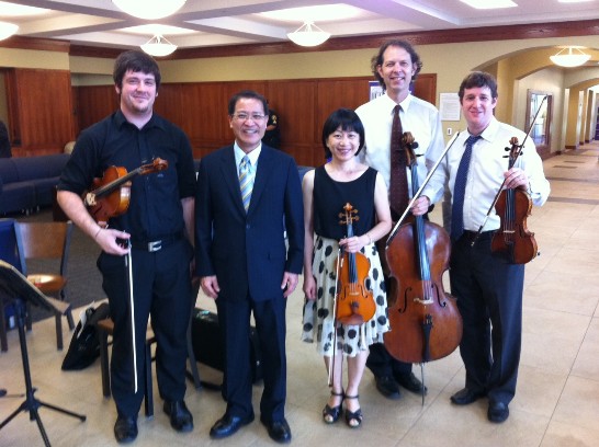 廖處長於歡迎茶會現場與音樂系教授組成之弦樂四重奏合影留念