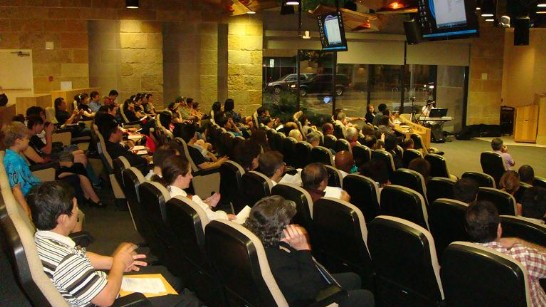 廖處長東周在市政廳發表九一一紀念演說，邀請全場與會人士為美國駐利比亞大使Christopher Stevens遇難默哀1分鐘