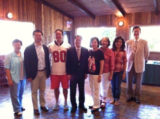 駐處廖處長(左4)與休士頓同源會會長Linda Wu(右4)、僑務促進委員劉秀美女士(左1)、齊組長永強(右1)、僑教中心王偉讚主任(左2)及休士頓同源會會員們共同合影留念。