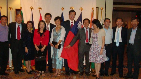 晚會結束，台商會會員在會場陳列之我國國旗前合影，右五為台商會會長廖施仁