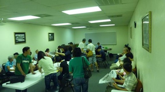  駐處張家華秘書於於達拉斯華人活動中心辦理行動領務情形。