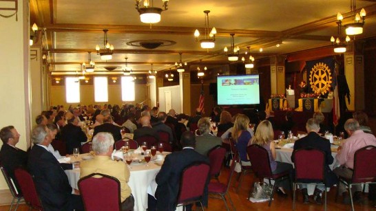 廖處長東周以Taiwan Update為名，向現場2百餘社員演講