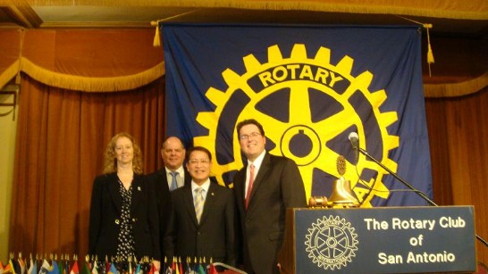 廖處長演講結束後接受聖安東尼扶輪社頒予捐款證書及感謝函，之後與該社工作人員合影。左一為扶輪社執行長Anne Swift，左二為值日主席Skip Reynolds