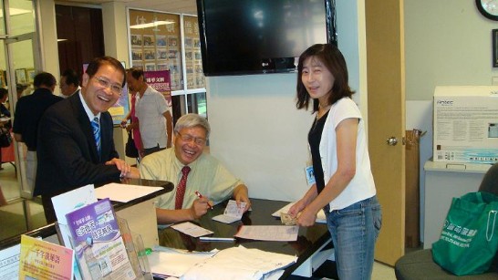 駐休士頓辦事處赴僑教中心辦理行動領務,廖處長東周與申請換發護照之民眾合影