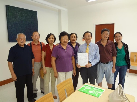 駐處張秘書家華於德州大學聖安東尼奧分校辦理行動領務與申請人一家合影