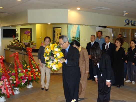  休士頓中山學術研究會於本（102）年11月10日上午在僑教中心舉行國父孫中山先生誕辰獻花致敬紀念儀式，由駐休士頓辦事處夏季昌處長主持，中國國民黨中央評議委員王敦正、林國煌、中華公所共同主席黄壽萱、本年國慶籌委會副主委王妍霞及各僑團領袖均出席。