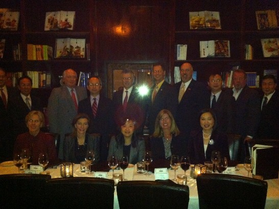 　駐休士頓辦事處夏季昌處長應德州麥肯尼市(McKinney)市政府邀請偕吳宜侃秘書於本(102)年11月14日赴麥市進行訪問，麥市由經濟發展局(Economic Develop Corporation, EDC) 高副總裁瑋全程陪同，行程豐富充實。L市長夫婦並於11月14日於Rick’s Chophouse設宴款待夏處長乙行，其他與宴人士包括：代市長Travis Ussery、EDC總裁Jim Wehmeier、副總裁高瑋、德州州議員Scott Sanford、麥市醫學中心執行長Ernest Lynch、東陽實業陳富毅總經理、緯創泛美製造公司徐宏貴總經理、緯創綠能科技許瑞昌總經理、緯創美洲王秀芬財務長等，氣氛熱烈融洽。