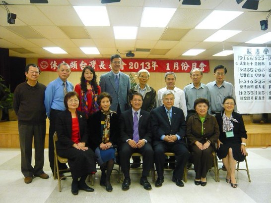 駐處廖東周處長(前排左3)、陳啟宗會長(前排右3)及僑務委員王秀姿與該會理事等合影