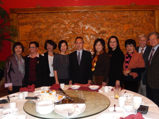 夏處長致詞時表示，他感謝各華文媒體記者長期以來對我國及駐處的支持與協助。夏處長指出，他與新聞工作亦有相當長的淵源，25年前他曾在華視擔任過記者，後來因緣際會進入外交部工作，此次來休士頓履新之前，曾擔任外交部發言人，也天天與記者聯繫，深知新聞工作者的工作壓力與辛勞。時值年終歲末之際，他祝福大家身體健康、佳節愉快，馬年一馬當先，他精彩的致詞立刻獲得現場記者朋友的熱烈掌聲。