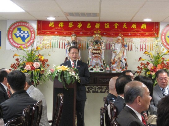 駐休士頓辦事處長廖東周在德州天后廟舉行的酬神大典中致詞。