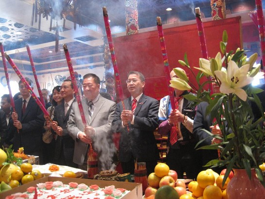 廖處長在德州天后廟上香祈求國泰民安。