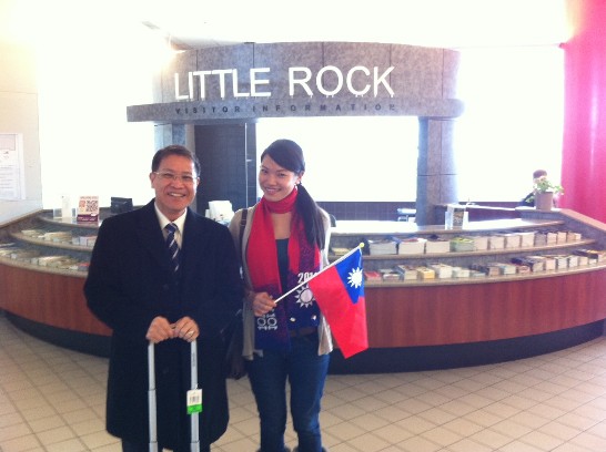 我國籍傅爾柏萊特(Fulbright)交換教學中文老師李家慧(Peggy Li)女士代表UAFS校方赴小岩城機場歡迎廖處長