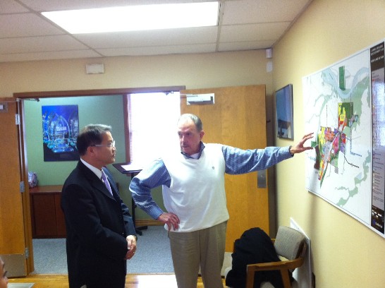 廖處長乙行參訪史密斯堡 Chaffee Crossing社區，由該社區委員會執行長Ivy Owen介紹該社區規劃